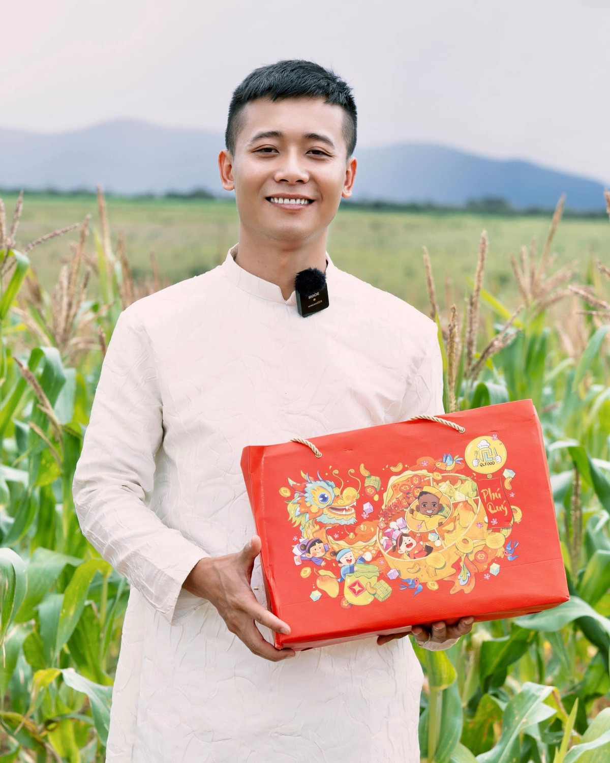  Quang Linh Vlogs sinh năm 1997 tại Nghệ An. Năm 2016, sau khi tốt nghiệp THPT, anh quyết định đi xuất khẩu lao động ở Luanda - thủ đô Angola, một quốc gia châu Phi.