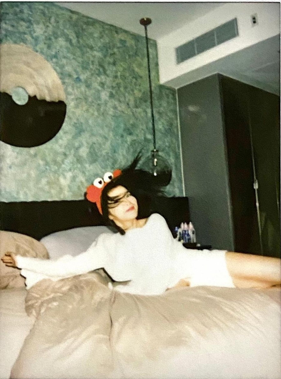 Phòng ngủ có mảng tường hoa tiết xanh ngọc như ở gần khu cửa ra vào để làm điểm nhấn.