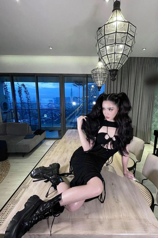 Phòng khách thiết kế mở nối liền với phòng ăn và nhà bếp.