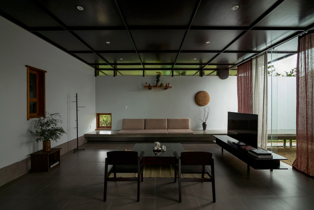 Nội thất phòng khách được tinh giản để nhường chỗ cho khoảng không rộng rãi.