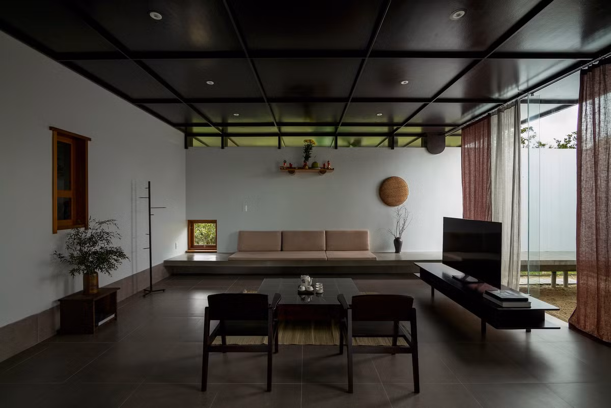 Nội thất phòng khách được tinh giản để nhường chỗ cho khoảng không rộng rãi.