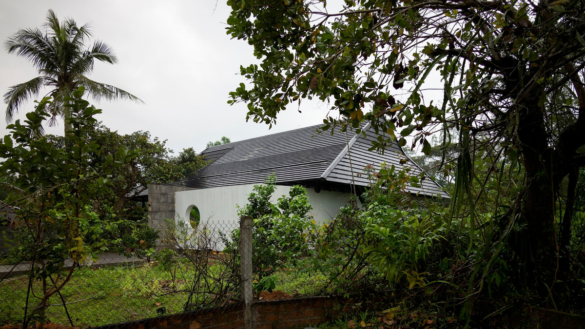 Độ dày mái hợp lý tạo ra khoảng không cách nhiệt tốt, hàng hiên mái che khẩu độ mang đến bóng mát cho không gian sống.