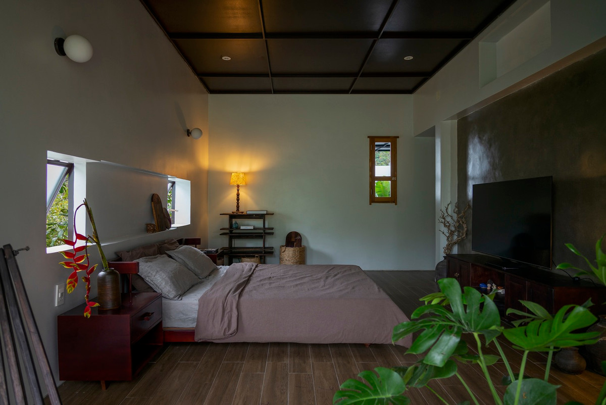 Phòng ngủ thoáng rộng, tận dụng tối đa ánh sáng tự nhiên.