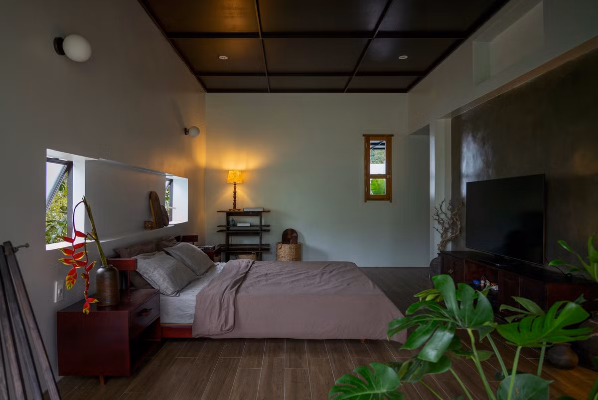 Phòng ngủ thoáng rộng, tận dụng tối đa ánh sáng tự nhiên.