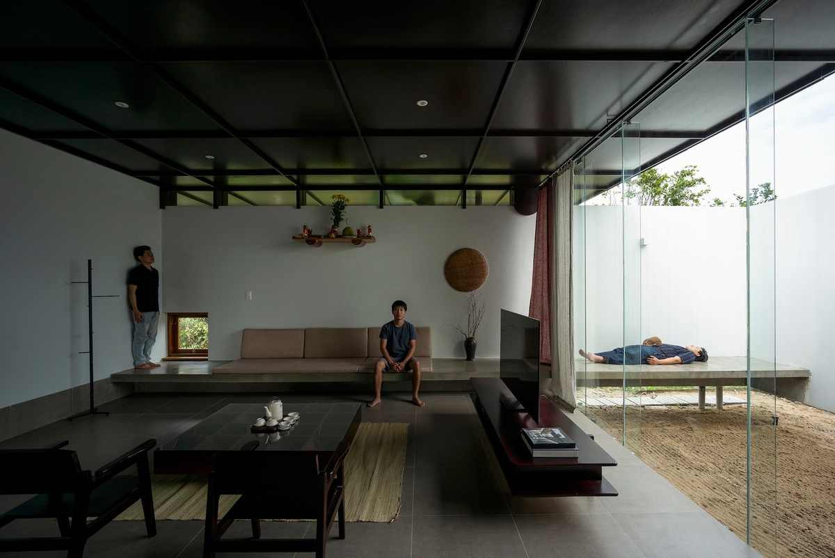 Hệ cửa kính lớn góp phần lấy sáng và xóa nhòa khoảng cách trong nhà và ngoài trời.