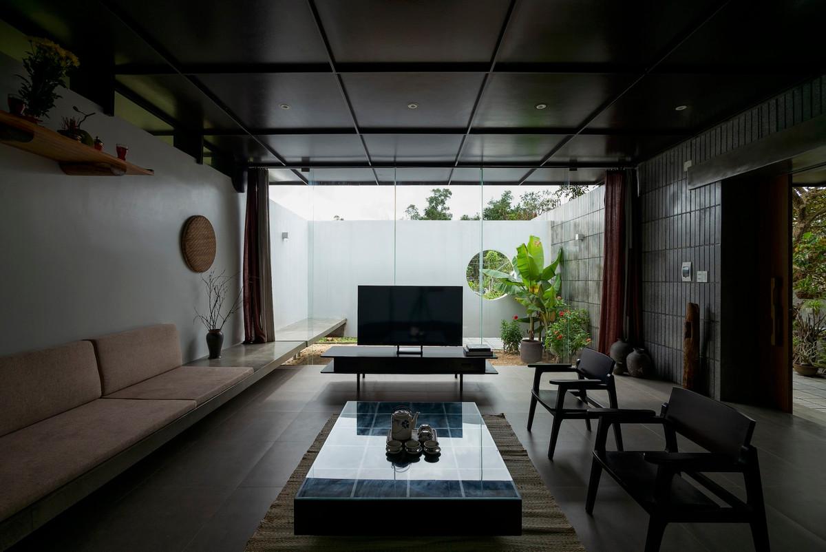 Trần nhà bằng gỗ được lắp đèn trang trí.