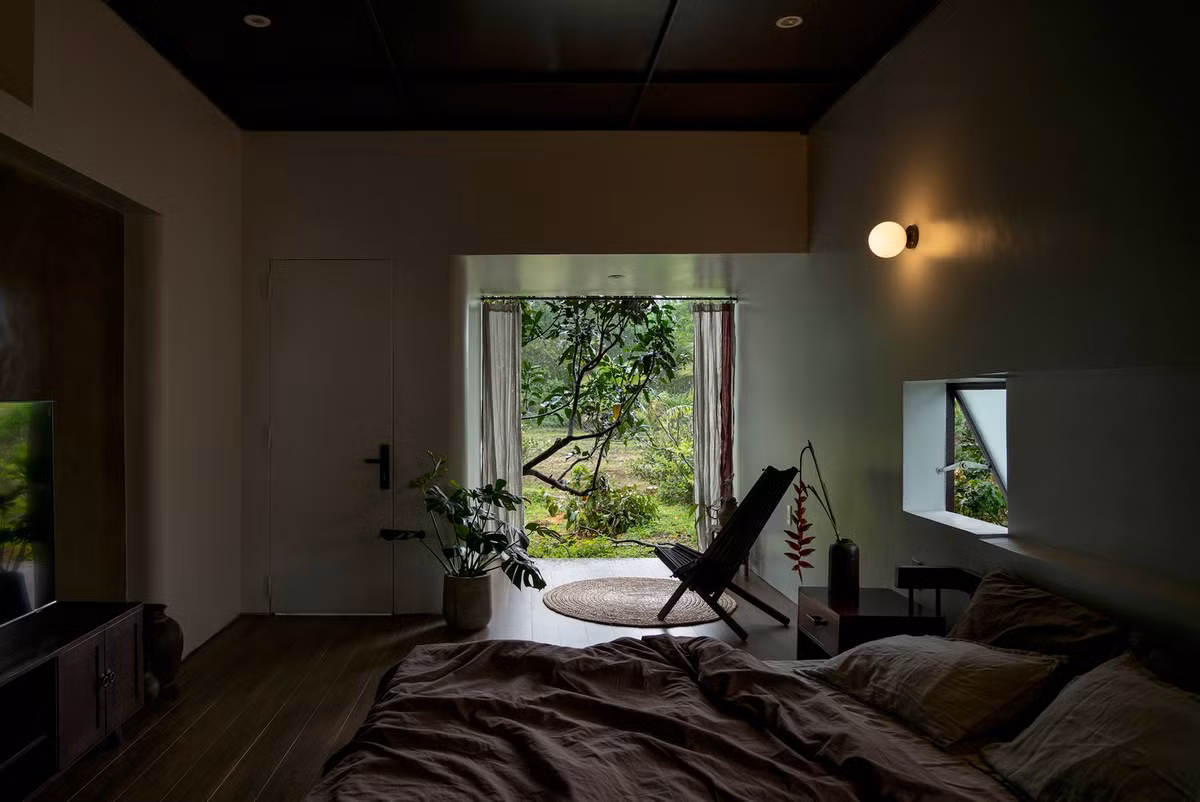 Từ bất kỳ góc nào trong nhà, gia chủ có thể đắm chìm trong khung cảnh thiên nhiên tĩnh lặng. Nguồn ảnh: Quang Dam