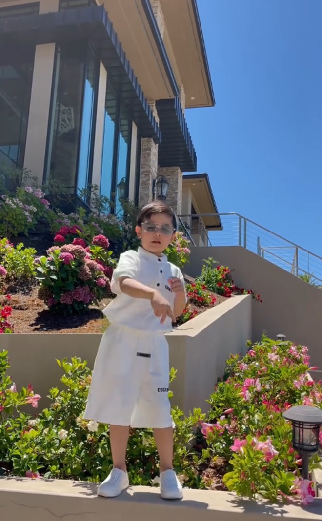 Với khung cảnh đầy sắc màu, đứng ở bất cứ đâu trong căn biệt thự, bé Thiên Từ đều có được những bức ảnh đẹp lung linh.