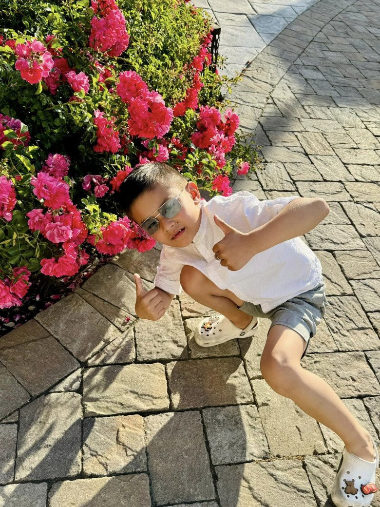 Vườn hoa rực rỡ, tràn ngập hơi thở thiên nhiên.