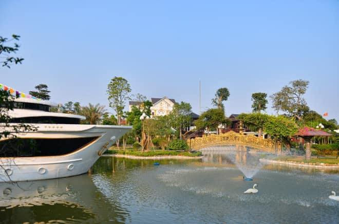 Bên phía hồ nước còn có chiếc du thuyền được neo đỗ cố định, tạo góc check in sang trọng trong dinh thự. Ảnh: Beatvn