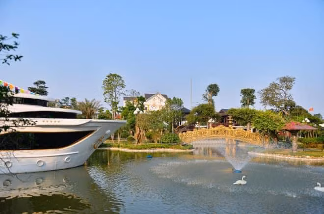 Bên phía hồ nước còn có chiếc du thuyền được neo đỗ cố định, tạo góc check in sang trọng trong dinh thự. Ảnh: Beatvn