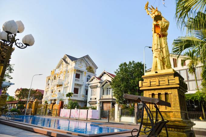 Căn biệt thự sừng sững với hàng rào kiên cố, chạm trổ cầu kỳ từng chi tiết. Ảnh: Facebook