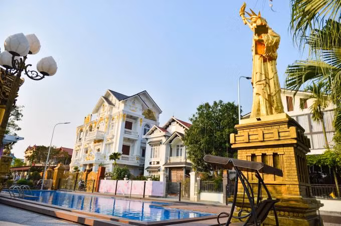 Căn biệt thự sừng sững với hàng rào kiên cố, chạm trổ cầu kỳ từng chi tiết. Ảnh: Facebook