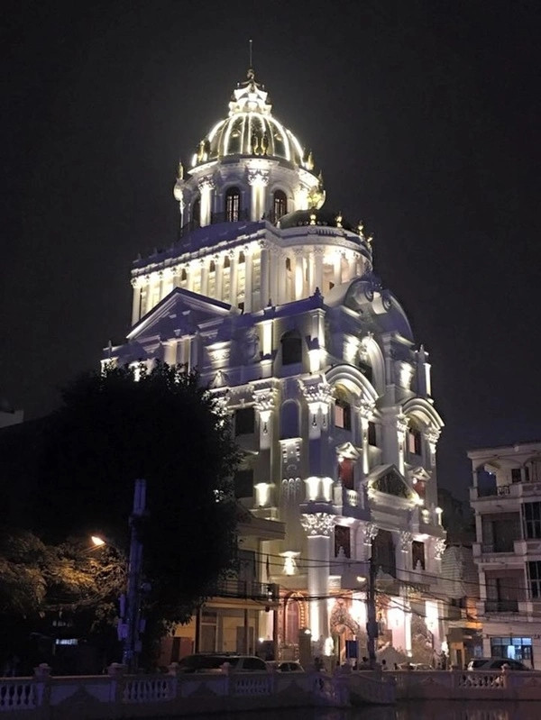 Tòa nhà được ước tính trị giá khoảng 300 tỷ đồng, thuộc sở hữu của đại gia Nguyễn Quốc Thanh (sinh năm 1957) biệt danh là "Thanh sắt" do ông chuyên kinh doanh sắt thép xây dựng. Ảnh: Vietnamnet