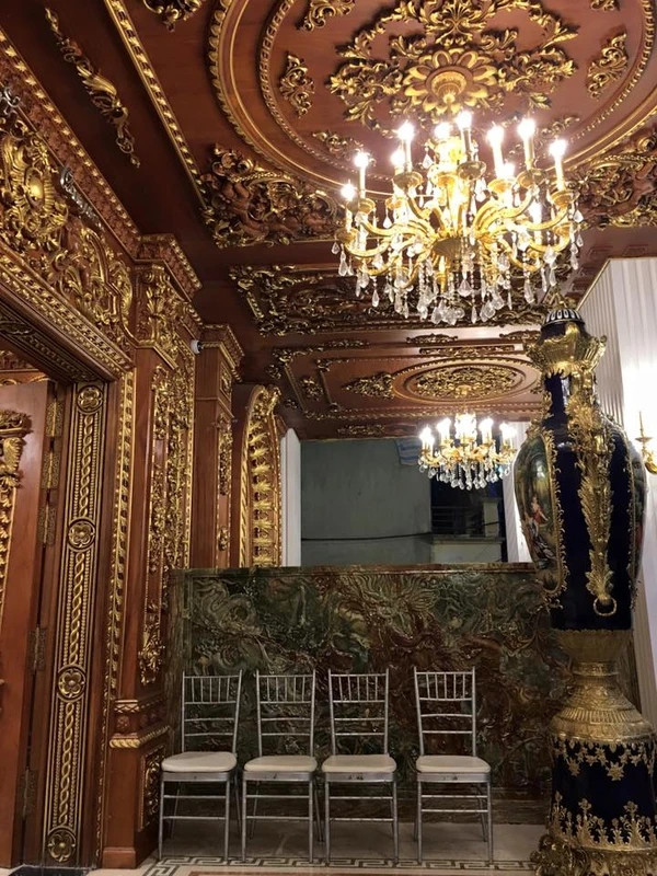 Mọi ngóc ngách trong nhà đều được trang trí phù điêu họa tiết tỉ mỉ. Ảnh: Facebook