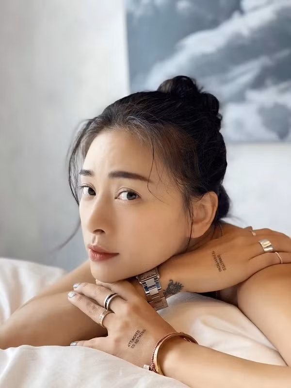 Cũng như nhiều mỹ nhân khác trong showbiz, Ngô Thanh Vân đầu tư không ít vào những món phụ kiện thời trang xa xỉ như túi xách, trang sức, đồng hồ. Ảnh; FBNV
