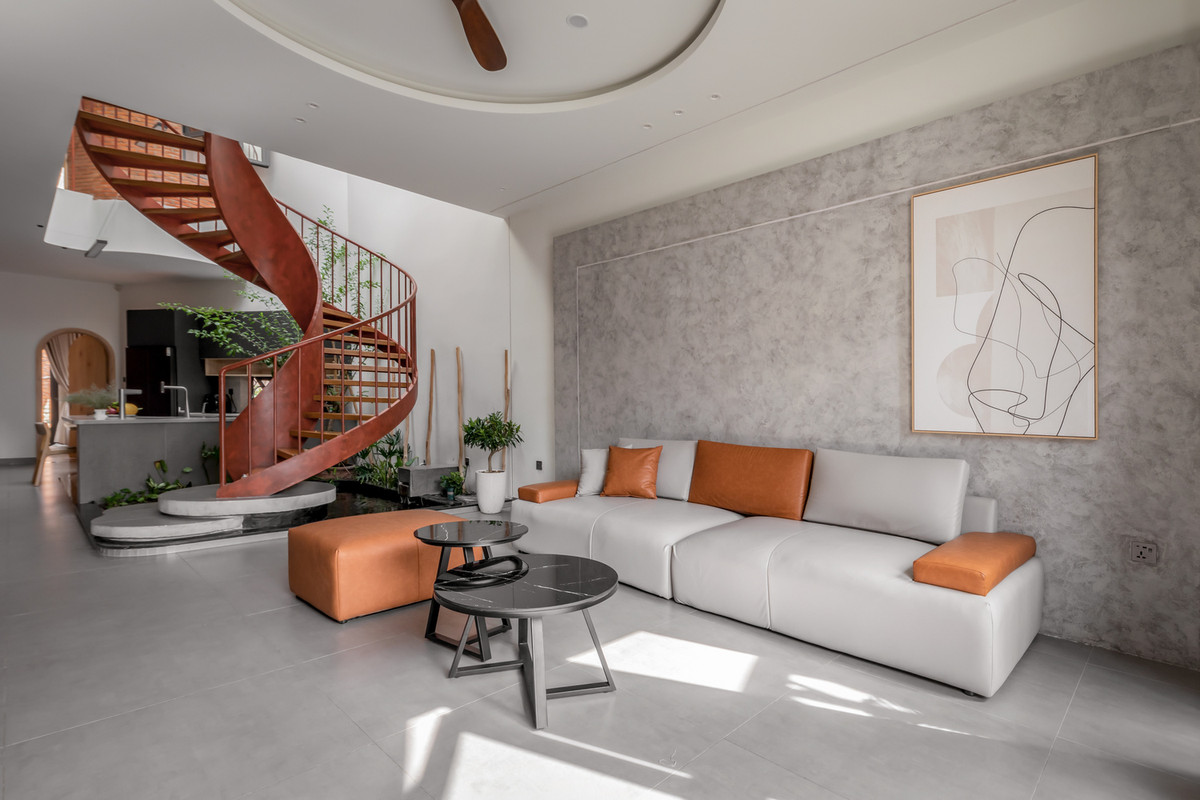 Tầng một được thiết kế theo bố cục ZigZag, có cả lối đi chính và phụ, tạo ra hai khu vực lưu thông riêng biệt. Ảnh: Minq Bui