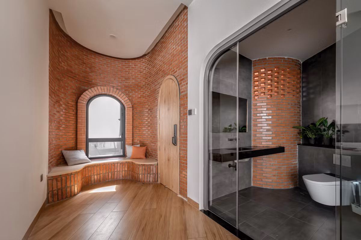 Phòng vệ sinh được bố trí với vách kính trong suốt tạo cảm giác không gian thoáng rộng. Ảnh: Minq Bui