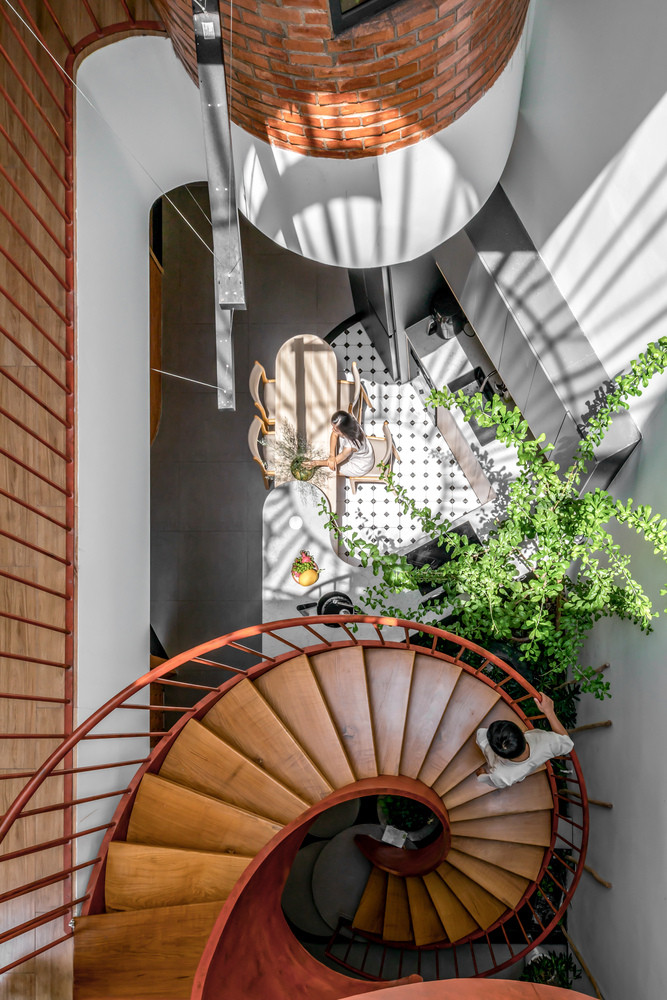 Ngoài việc tạo điều kiện cho luồng khí, các khối rỗng còn đóng vai trò như một tấm chắn nắng hiệu quả, giảm 50% ánh sáng mặt trời và biến các khối thành hệ thống điều hòa không khí tự nhiên. Ảnh: Minq Bui