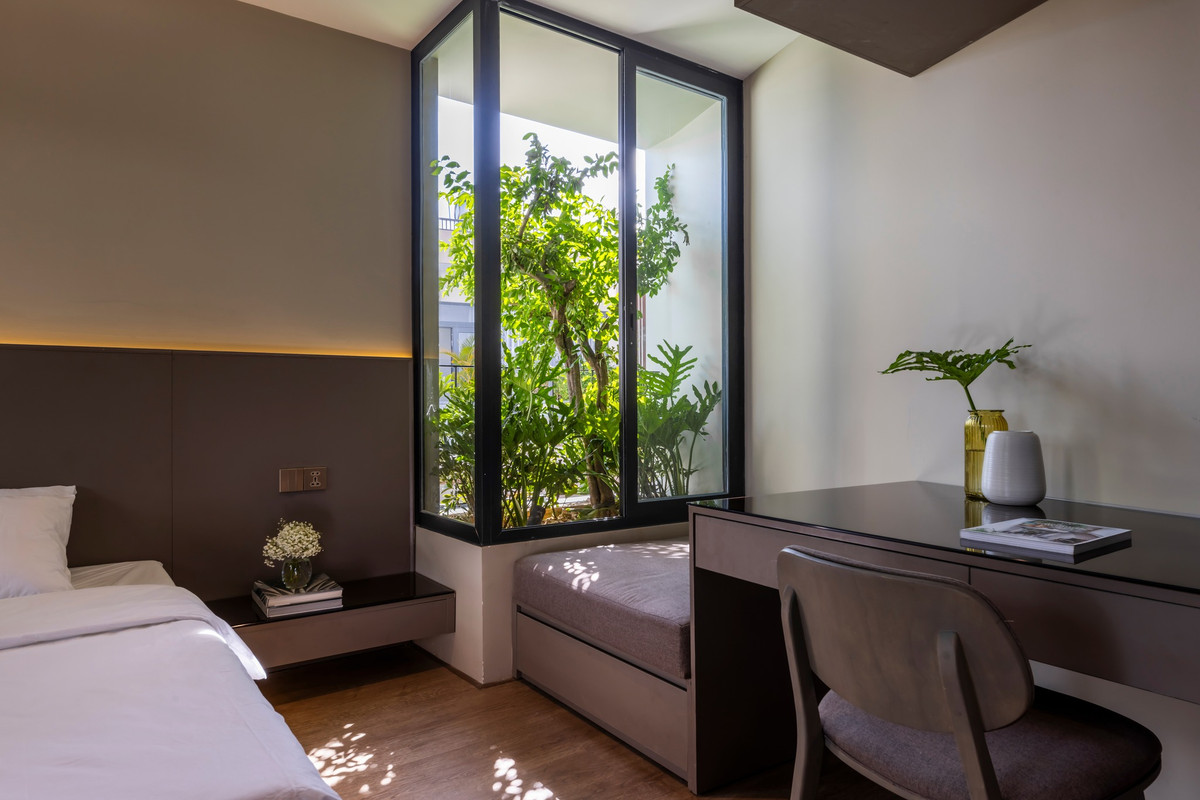 Các khu vực chức năng chính trong nhà bao gồm phòng khách, bếp và một phòng ngủ tại tầng trệt, hai phòng ngủ tại tầng hai.