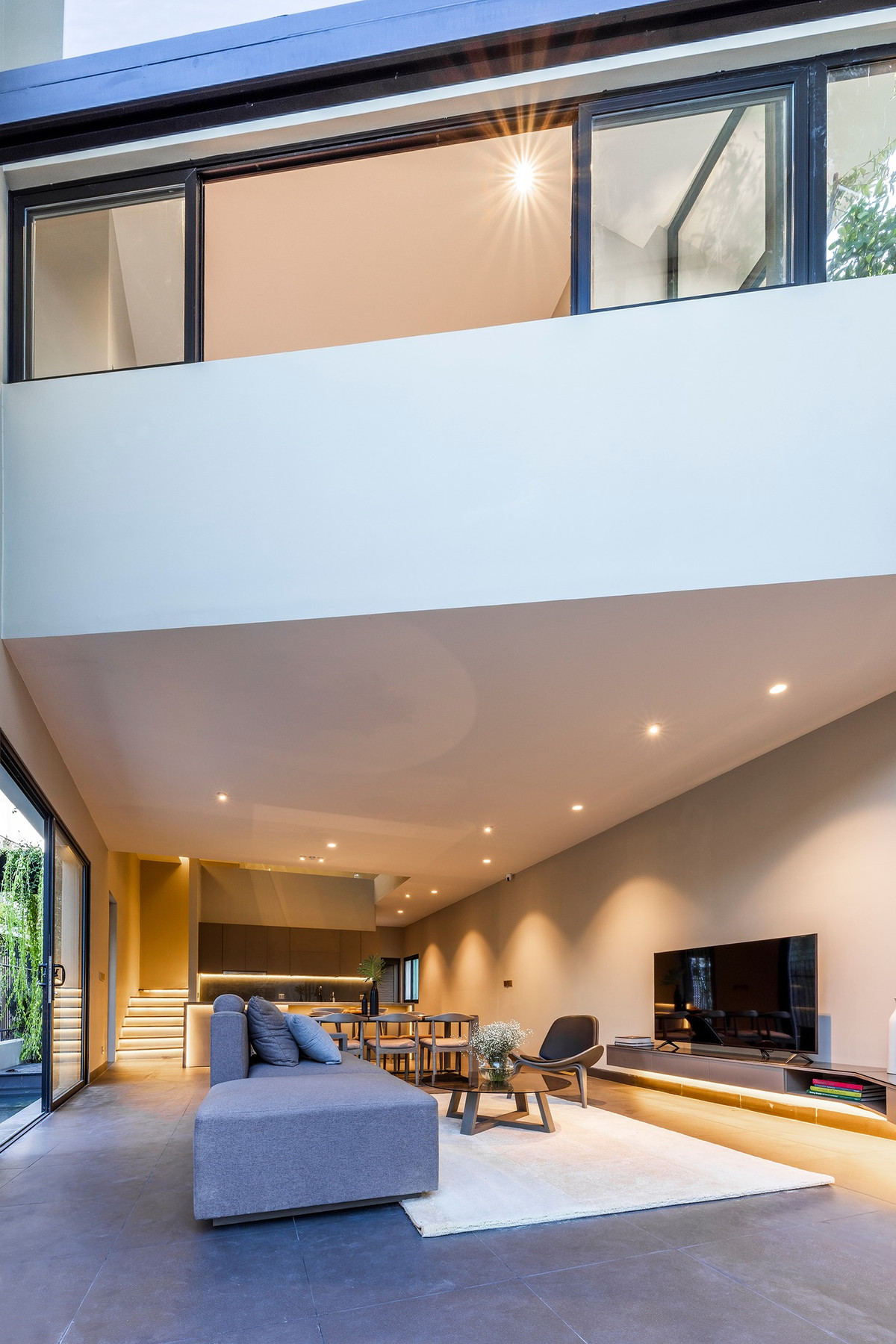  Nội thất trong nhà được thiết kế với phong cách tối giản - hiện đại, hoàn thiện đơn sắc và sử dụng tông màu ấm áp. Nguồn ảnh: Hiroyuki Oki