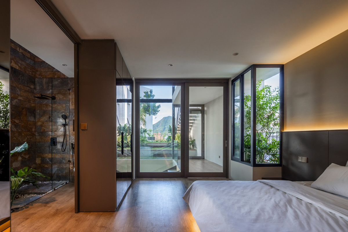 Phòng ngủ chính đặt tại tầng ba cùng khu vực thờ phụng ở trên cùng. Các không gian được liên kết với nhau thông qua cầu thang kết hợp cùng ô thông tầng lớn đặt ở khu vực giữa nhà.