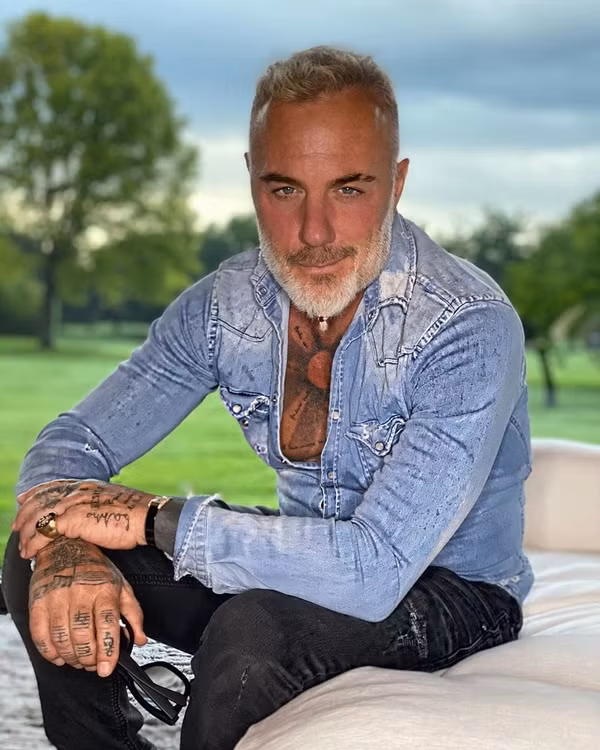 Gianluca Vacchi (57 tuổi) là triệu phú người Ý nổi tiếng với nhiều vai trò khác nhau. Ông là một doanh nhân thành đạt, một DJ sở hữu thân hình săn chắc như thanh niên.