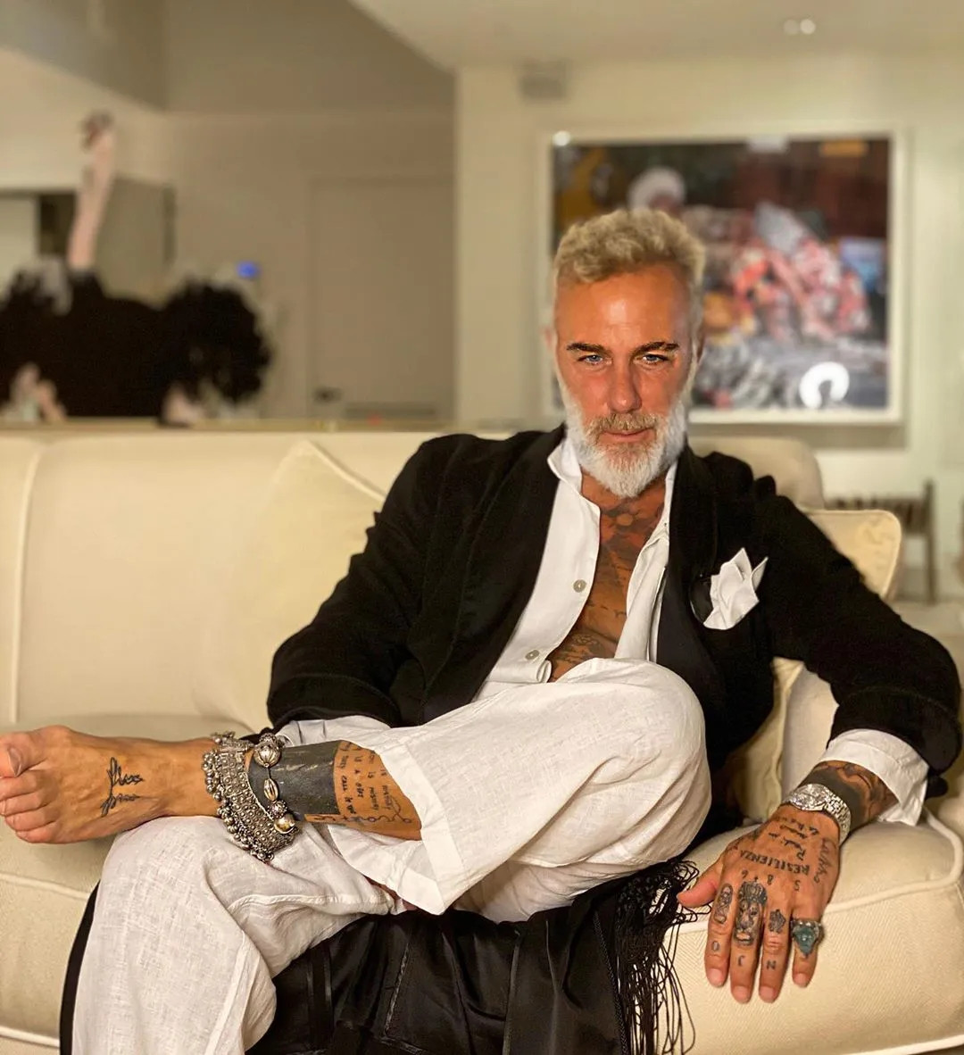 Gu thời trang trẻ trung của triệu phú U60 cũng khiến fan mê mệt. Ông thích mặc vest, áo sơ mi kết hợp cùng quần tây.