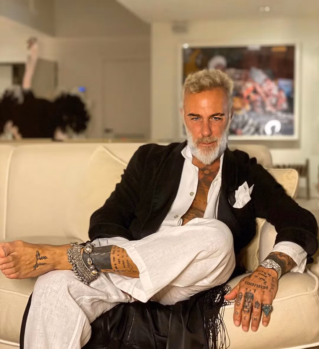 Gu thời trang trẻ trung của triệu phú U60 cũng khiến fan mê mệt. Ông thích mặc vest, áo sơ mi kết hợp cùng quần tây.