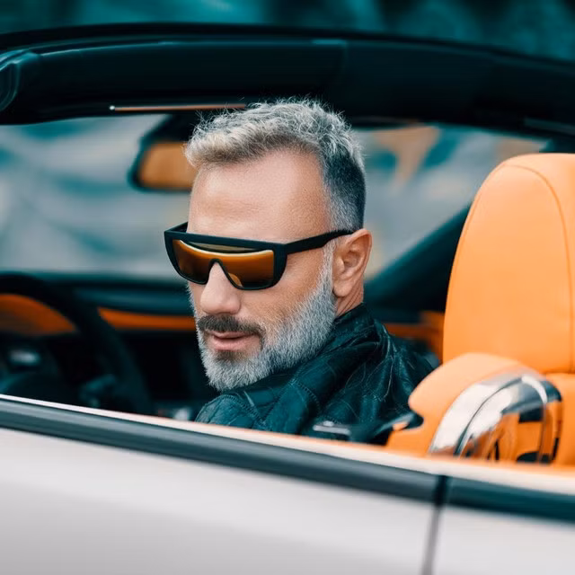 Theo truyền thông Italy, năm 2017, ước tính tài sản của Gianluca Vacchi là hơn 400 triệu USD với bộ sưu tập siêu xe, phi cơ, du thuyền và thường xuyên đi du lịch.