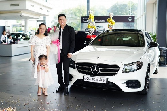 Ngoài bất động sản, Lê Dương Bảo Lâm còn tậu chiếc Mercedes Benz màu trắng có giá gần 3 tỷ đồng tặng vợ trước ngày đi sinh. Ảnh: FBNV