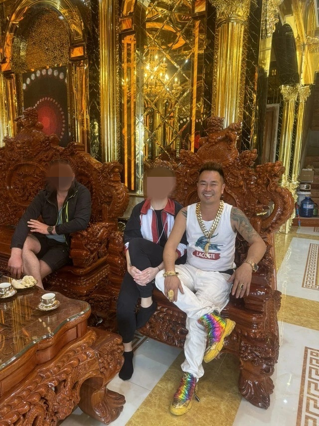 Anh Nguyễn Vĩnh Thoan (ở xã Mỹ Thành, huyện Yên Thành, Nghệ An) được người dân trong vùng gọi là "đại gia đồng nát", vươn lên từ những ngày nghèo khổ và cực khó. Ảnh: Facebook