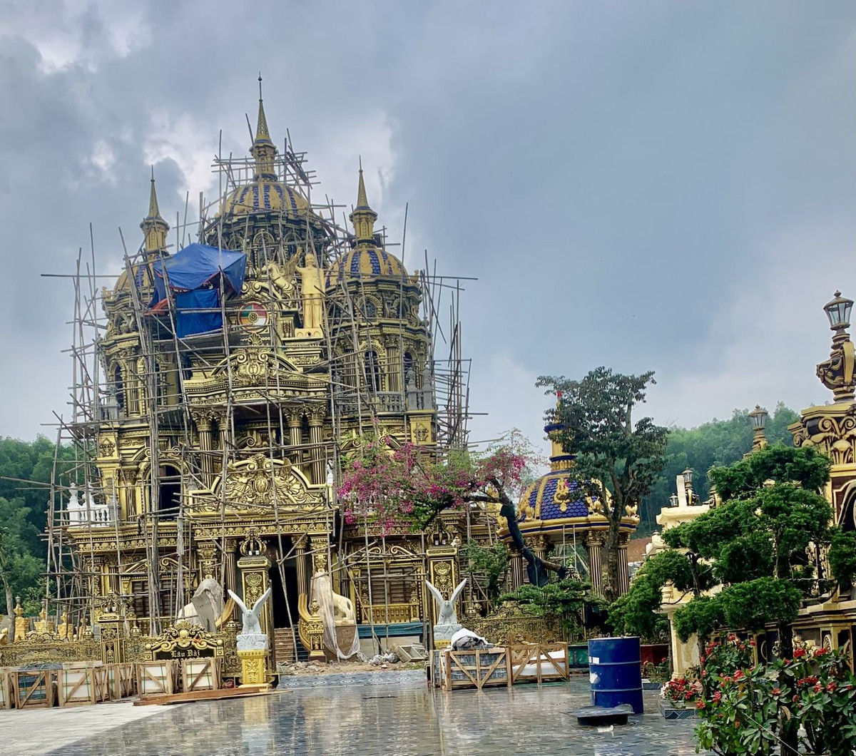 Doanh nghiệp của vợ chồng anh có hàng chục nhân công tay nghề cao nên ngoài buôn bán máy móc thiết bị, phụ tùng ô tô, còn làm sửa chữa. Ảnh: Kinhtenongthon