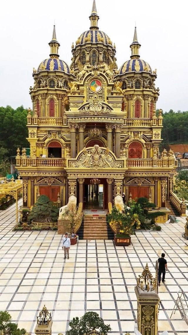 Tòa lâu đài có diện tích sàn 400m2, xây theo kiểu lâu đài cổ châu Âu, gồm 3 tầng. Ảnh: Facebook