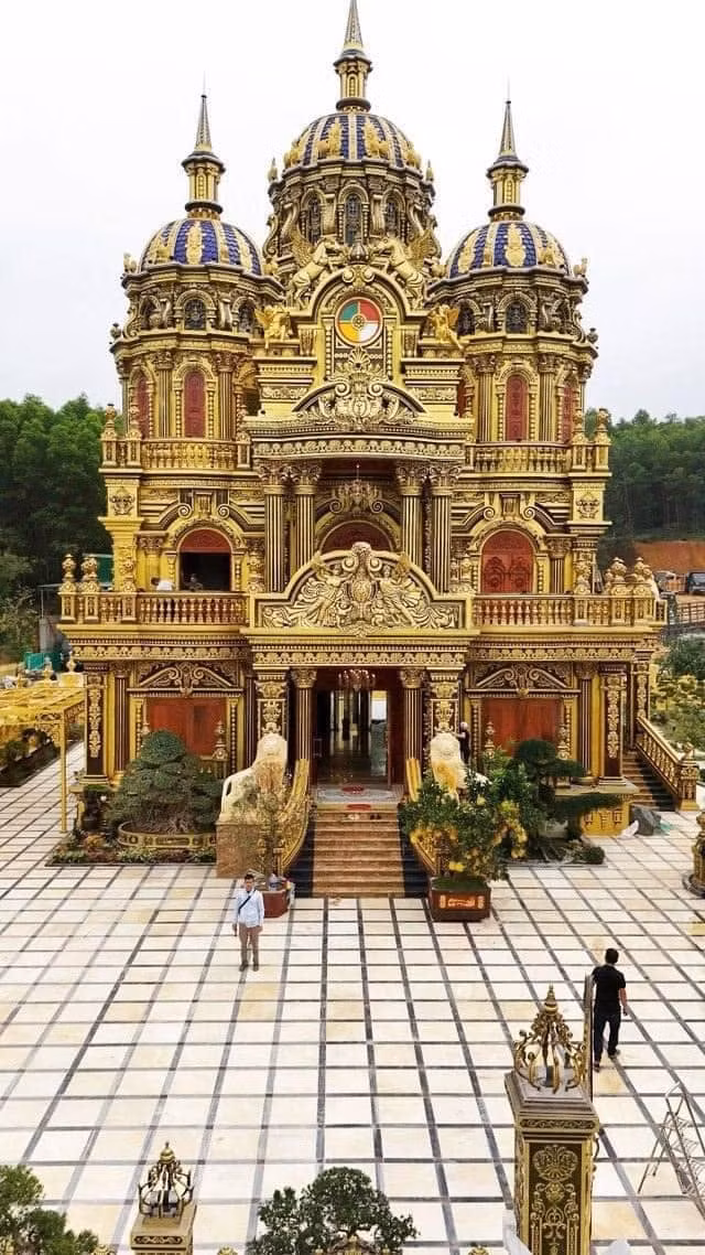 Tòa lâu đài có diện tích sàn 400m2, xây theo kiểu lâu đài cổ châu Âu, gồm 3 tầng. Ảnh: Facebook