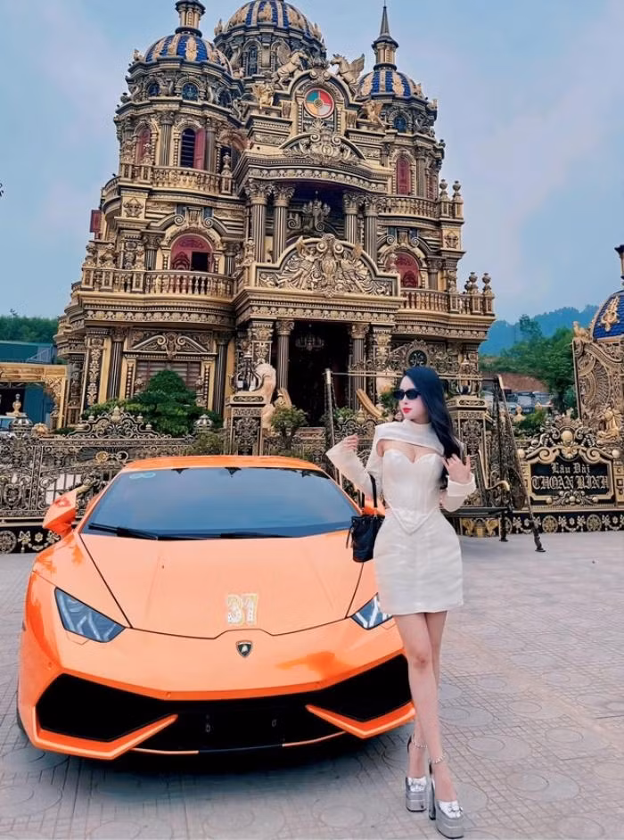 Đại gia xứ Nghệ cho biết mới tậu thêm chiếc Lamborghini Huracan LP6 10-4. Chiếc xe này mua mới có giá khoảng 27 tỷ đồng. Tuy nhiên, chiếc xe anh Thoan mua lại của người khác. Ảnh: Facebook