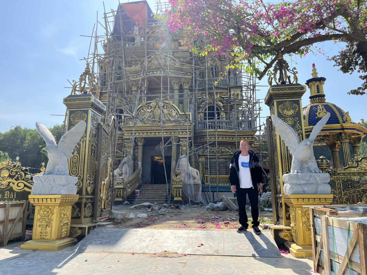 Năm 14 tuổi, khi học đến lớp 7, vì hoàn cảnh gia đình nên anh phải nghỉ học, rong ruổi mưu sinh, buôn bán đồng nát khắp các tỉnh thành như: Hà Nội, Hà Tĩnh... hay ở các huyện của Nghệ An như: Quỳ Hợp, Nghĩa Đàn...Ảnh: Facebook