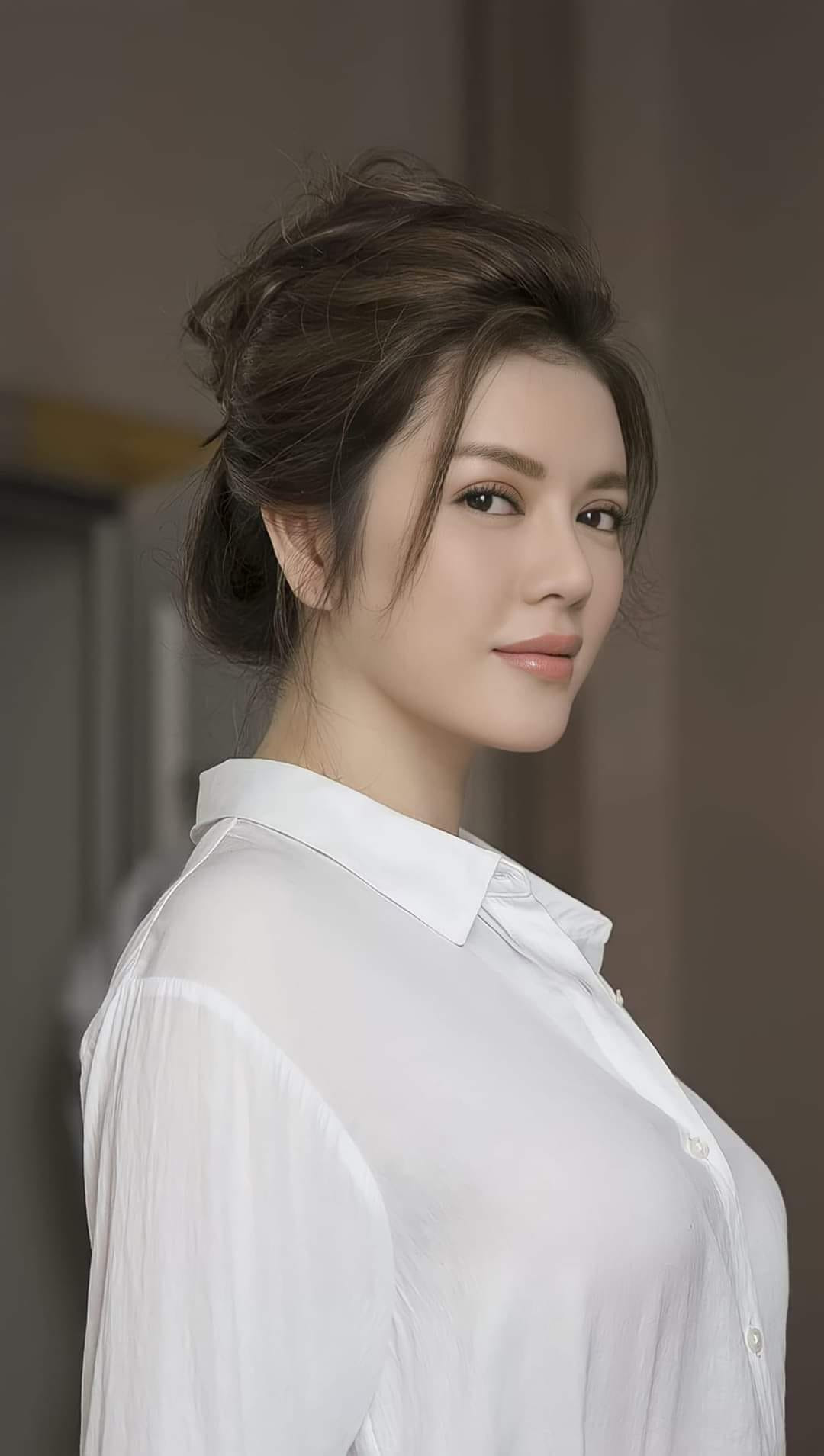 Hoạt động nghệ thuật và kinh doanh giỏi, Lý Nhã Kỳ sở hữu khối tài sản đồ sộ khiến nhiều người ao ước. Theo nguồn tin từ South China Morning Post đăng tải đầu năm 2022, khối tài sản của Lý Nhã Kỳ ước tính khoảng 17 triệu USD (gần 385 tỷ đồng).