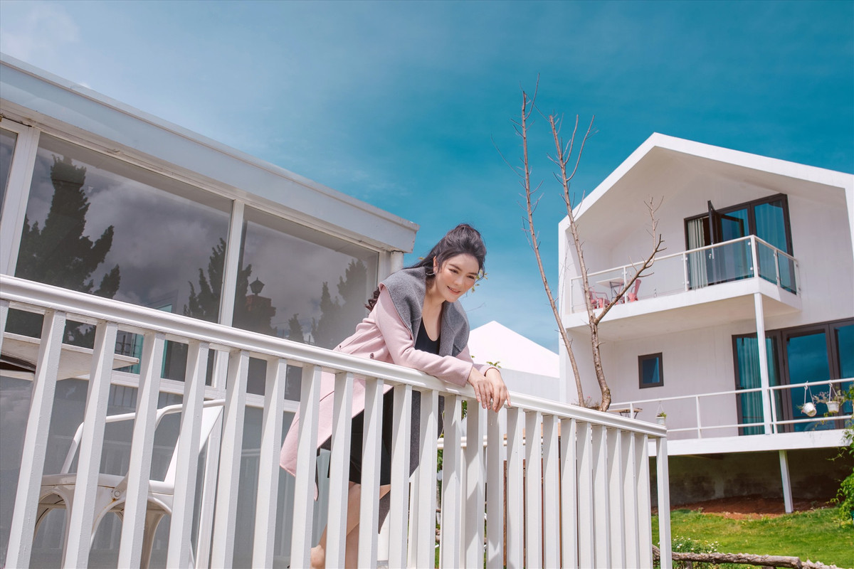 Ngoài ra, Lý Nhã Kỳ xây "biệt phủ" 10.000 m2 ở Vũng Tàu tặng mẹ và xây dựng một khu nghỉ dưỡng với 16 biệt thự theo phong cách châu Âu tại Đà Lạt.