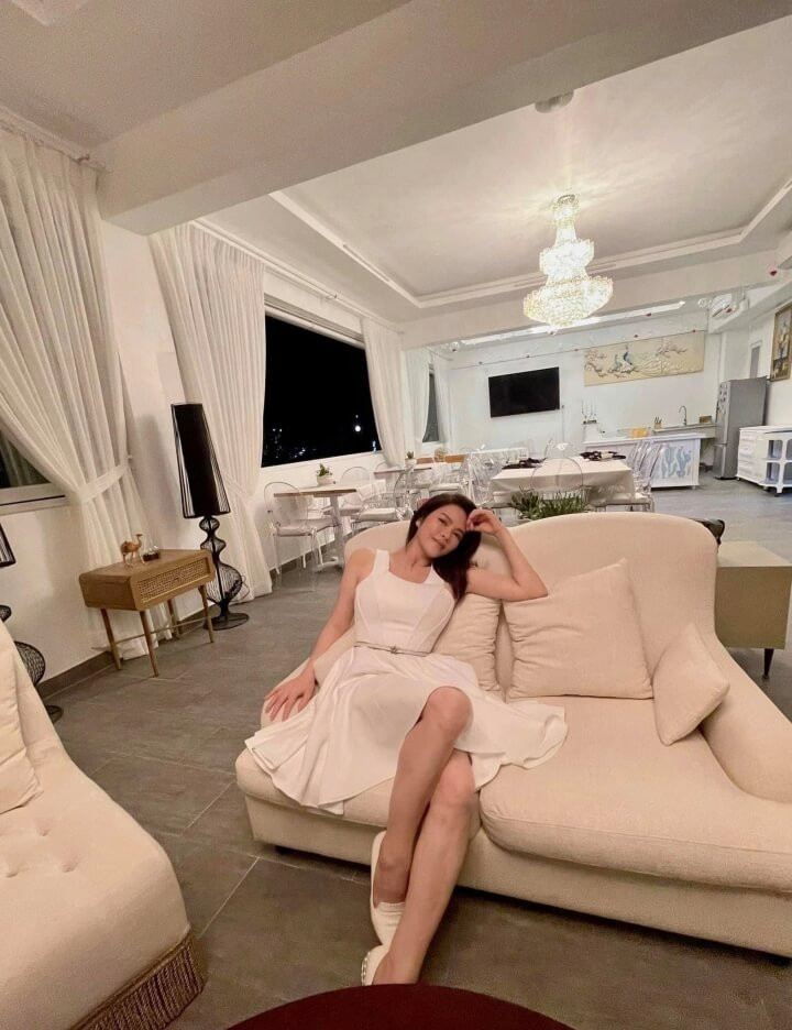 Người đẹp sinh năm 1980 đang sống trong biệt thự xa hoa gồm 9 tầng tại TP HCM.