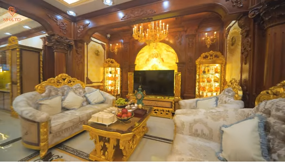 Do diện tích rộng nên trong nhà chia thành 2 phòng khách. Trong đó, một phòng theo phong cách Ý với bộ sofa to, êm ái.