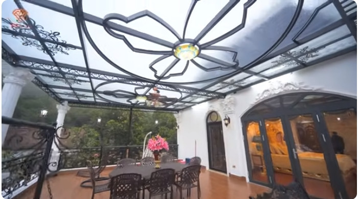 Trên tầng 2 còn có ban công rộng 60 m2 làm không gian cho gia đình sinh hoạt như nướng BBQ, ăn lẩu, tổ chức sinh nhật. Nguồn ảnh: chụp màn hình NhaTo