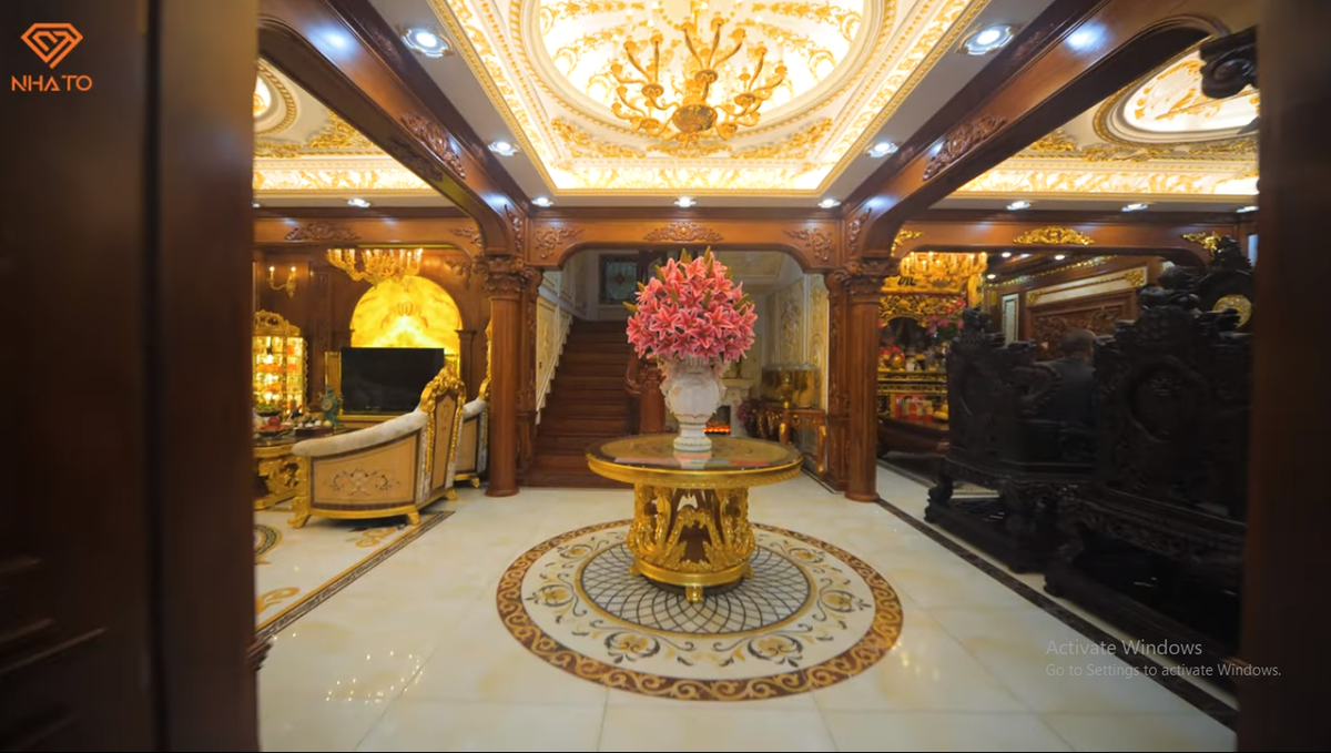 Căn biệt thự chỉ mất khoảng 9 tháng để hoàn thiện. Phần đại sảnh ấn tượng với đèn trần mạ vàng lấp lánh.