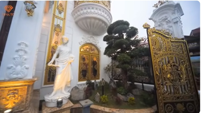 Khu đất có tổng diện tích 370 m2, trong đó phần nhà ở chiếm khoảng 200 m2, còn lại là khu bể cá Koi và sân vườn.