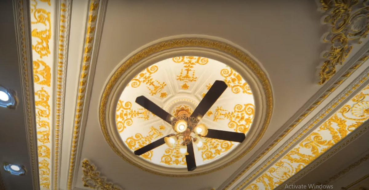 Nhiều chi tiết trang trí trong nhà được chế tác tỉ mỉ và dát vàng lộng lẫy.