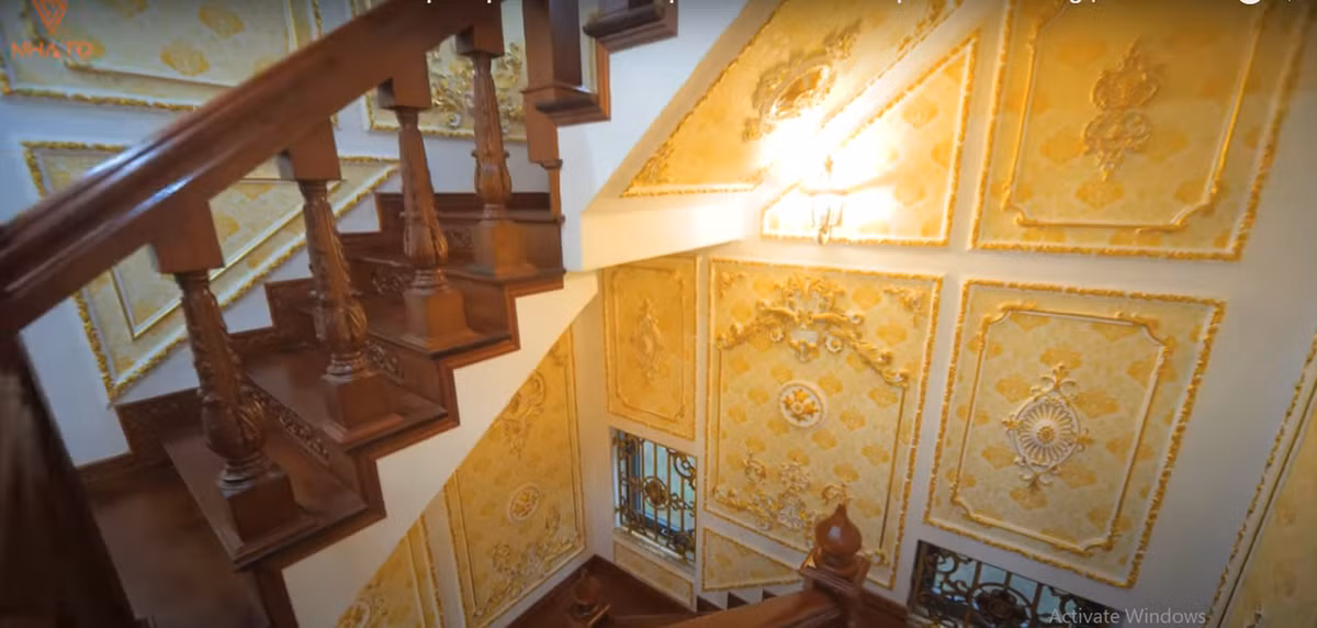 Toàn bộ cầu thang làm bằng gỗ gõ đỏ. Dưới gầm cầu thang và phần tường quanh lối lên là hoa văn phào chỉ cầu kỳ.