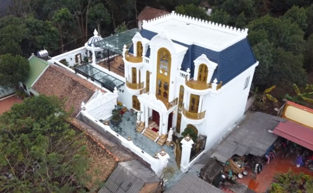 Cách đây không lâu, kênh YouTube NhaTo giới thiệu một căn biệt thự nổi bật giữa vùng làng quê ở huyện Tiên Du (Bắc Ninh).