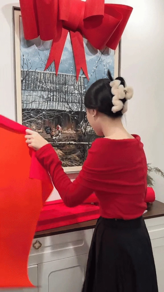 Căn hộ của Bình An - Phương Nga thiết kế hiện đại với gam màu trắng chủ đạo. Vì vậy, Phương Nga chọn những món đồ trang trí Tết mang tông đỏ rực rỡ để không gian thêm nổi bật.