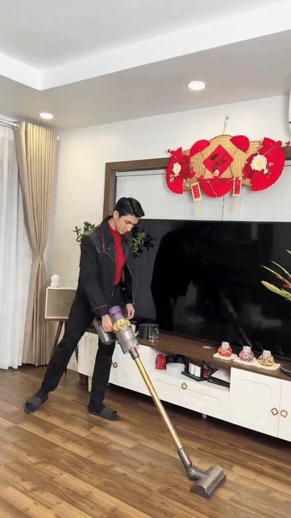  Bình An giúp vợ dọn dẹp nhà cửa.