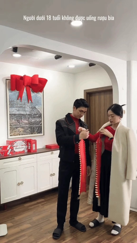 Cặp đôi sắm thêm đèn lồng, pháo dây để tô điểm cho không gian sống thêm phần sinh động.